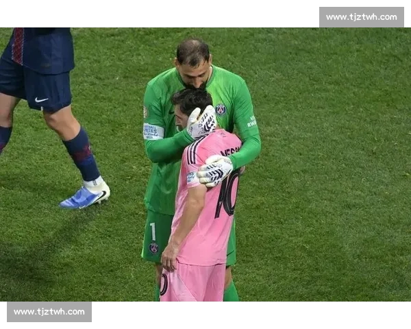 登贝莱晒照致敬梅西：传奇同框，足坛精神的代际传承